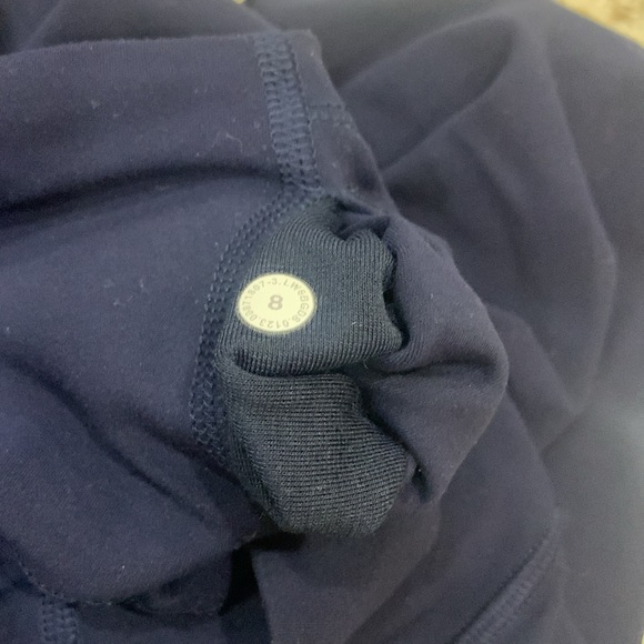 Lululemon High-Rise Navy Crop 19" in Size 8 - Picture 4 of 5